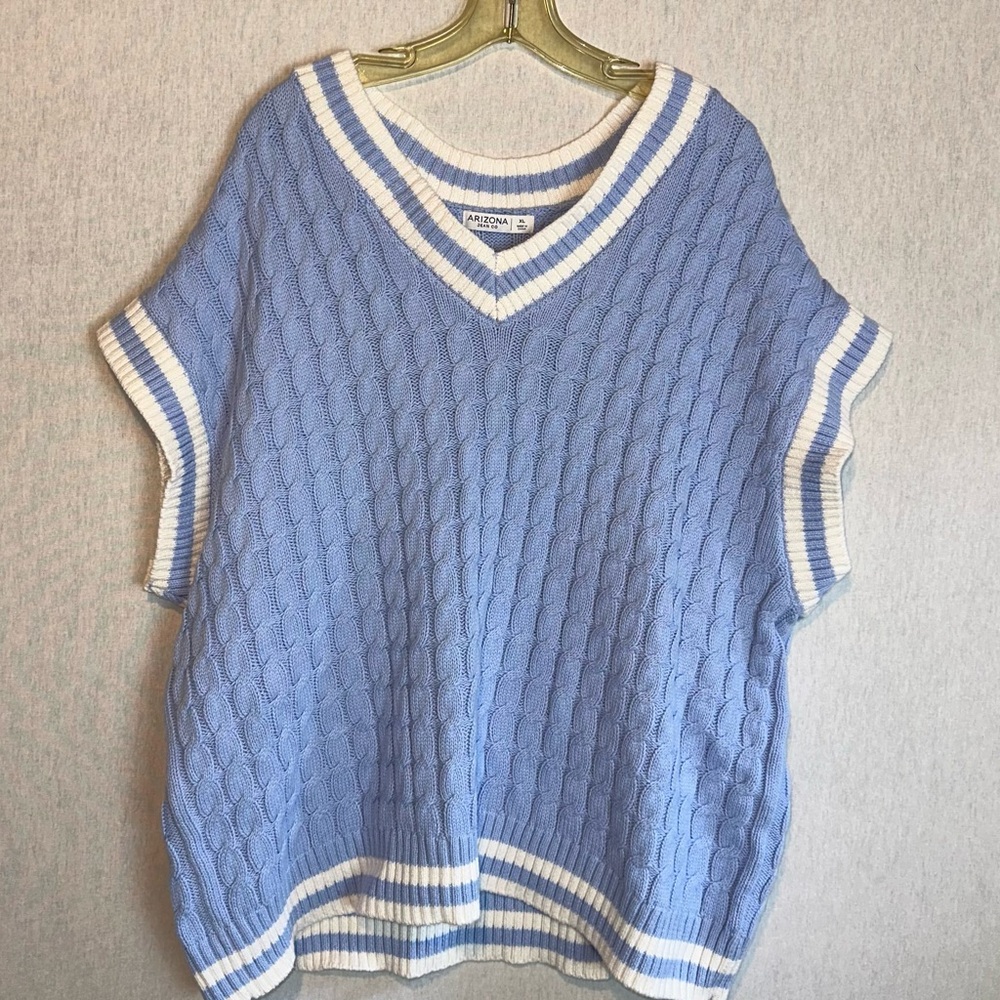 Arizona Jean Company Blue and White V-Neck Sweater. Size XL
